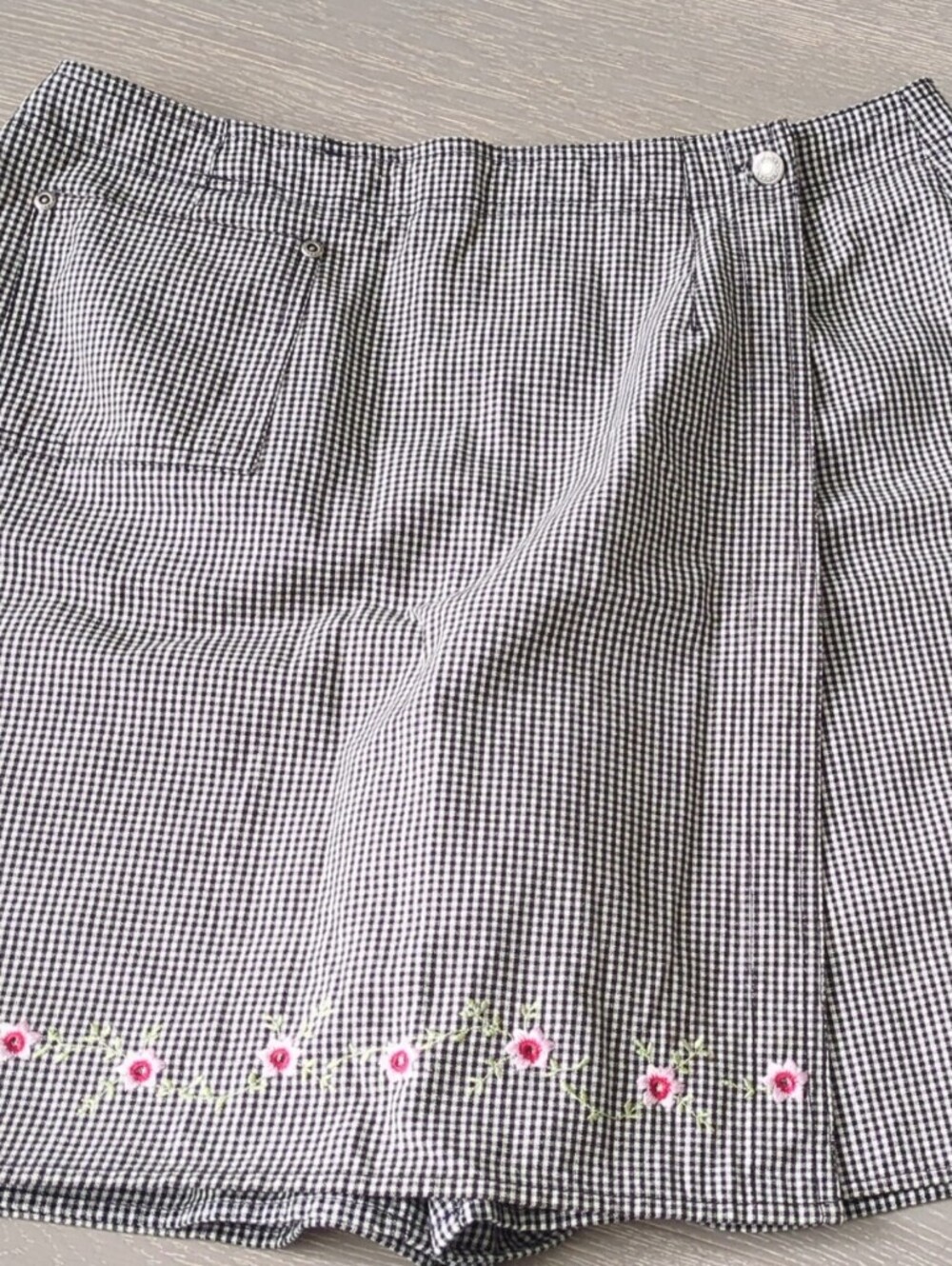 Vintage Liz Claiborne Black and White Gingham Skort with Pink Accent Embroidery